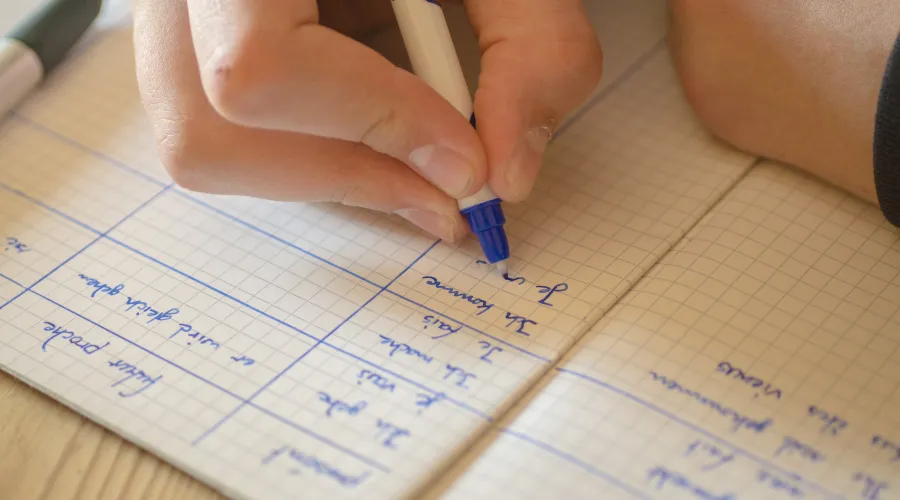 perbedaan diksi dan gaya bahasa