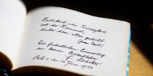 beberapa manfaat yang diperoleh dengan menulis puisi